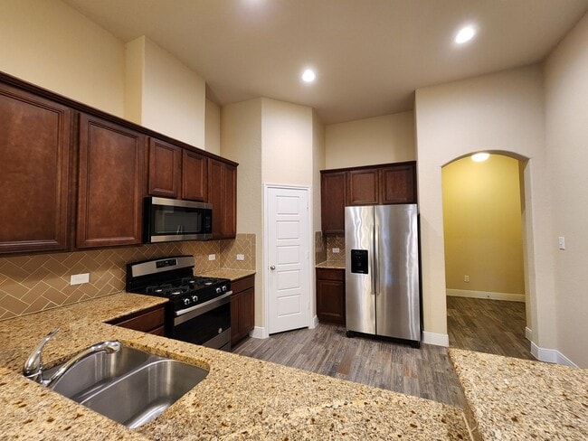 Building Photo - Walk to Historic Gruene / Fridge Included/ Gas Cooking / Fenced in Yard / CISD