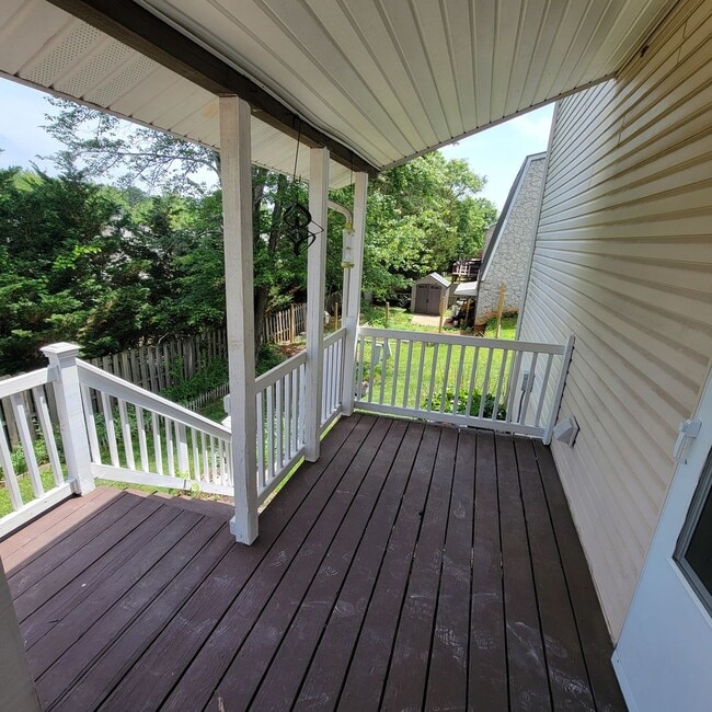 Building Photo - 2/1.5 Townhome-Cookeville City- End Unit