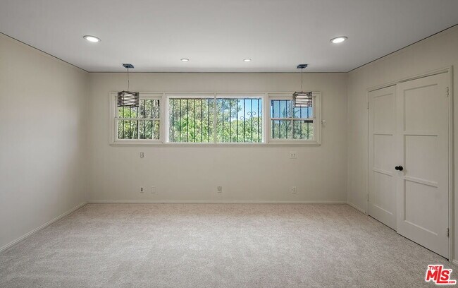 Building Photo - 9149 Hillsboro Dr