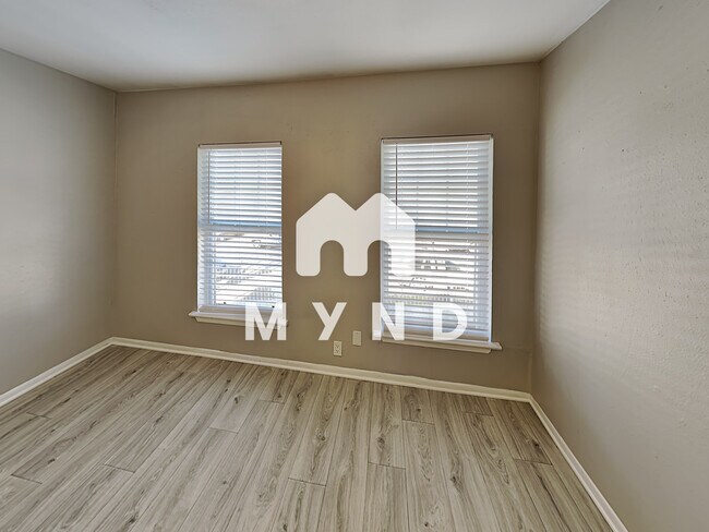 Building Photo - 1724 Pear St Unit 5