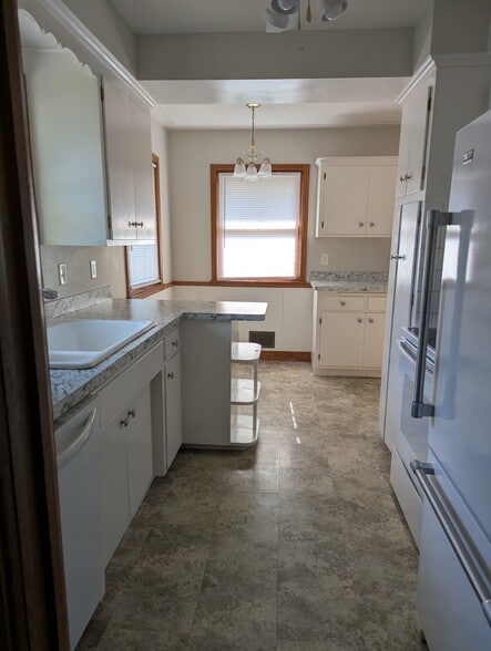 Kitchen with eat in nook - 6316 Tingdale Ave