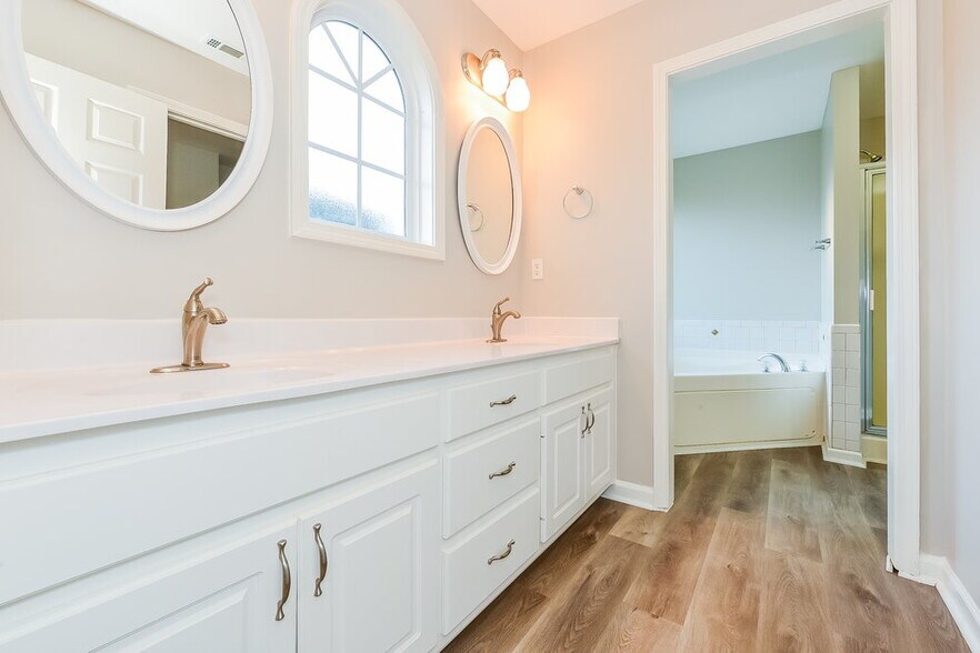 Building Photo - 1009 Crystal Brook Way