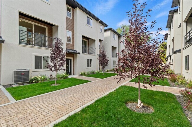 Building Photo - BRAND NEW 3 bed 3.5 bath townhouse