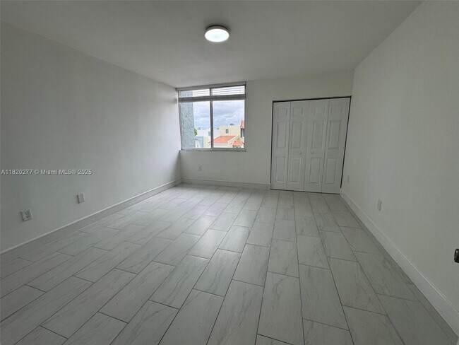 Building Photo - 946 W 37th Terrace