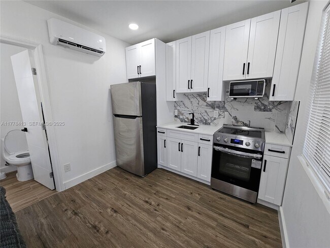 Building Photo - 1946 Pierce St