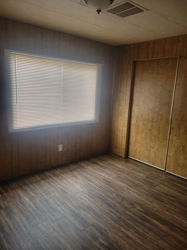 Building Photo - 3 Bed 2 Bath