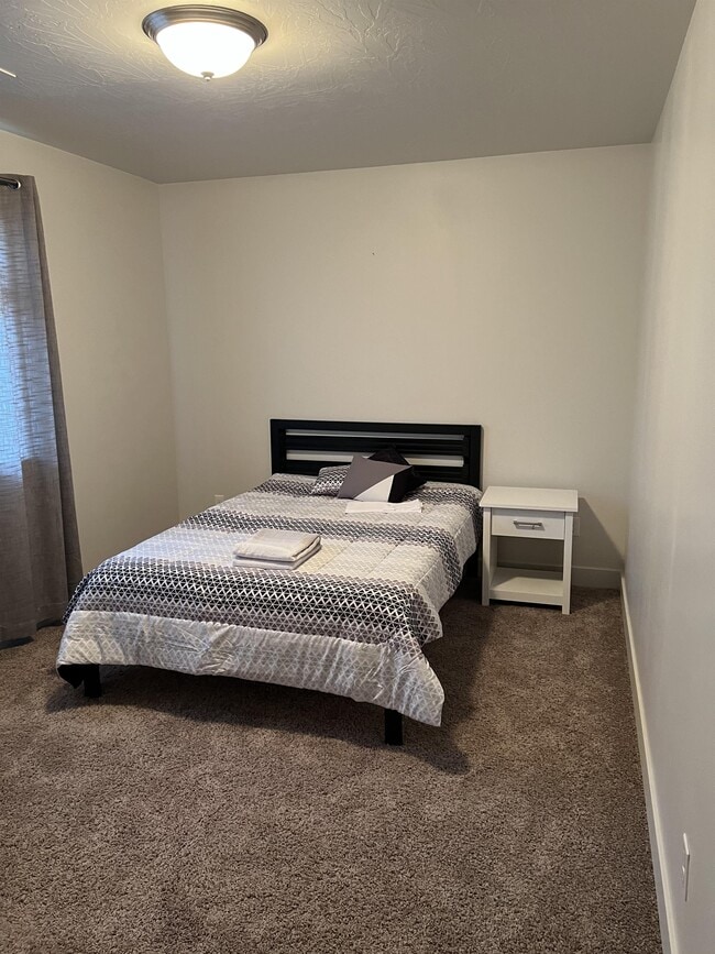 Building Photo - 822 E 380 S