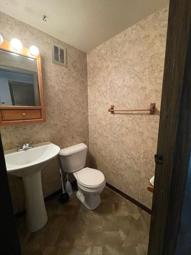 Building Photo - Spacious 3 BR / 2 BA Townhouse w/ Walkout ...