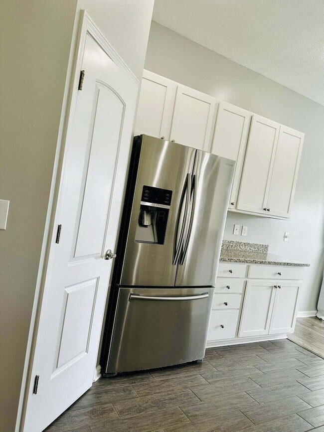 Building Photo - 3225 Rossmore Cir