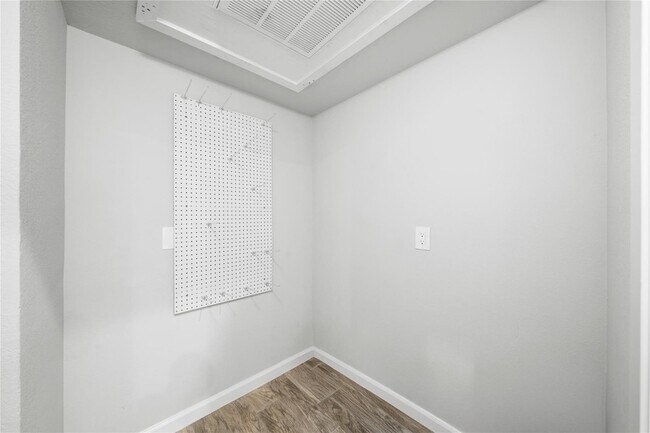 Building Photo - 6014 E University Blvd