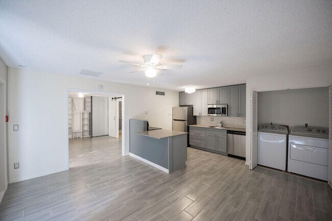 Building Photo - 641 Executive Center Dr