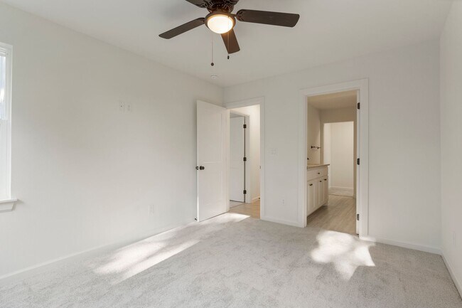 Building Photo - Gorgeous 3 bedroom 2 bathroom home