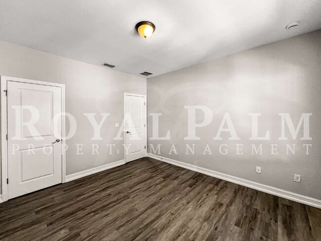 Building Photo - Big on Space, Smart on Layout — 3 bedroom 2.5 bath corner END UNIT pet-friendly townhouse!