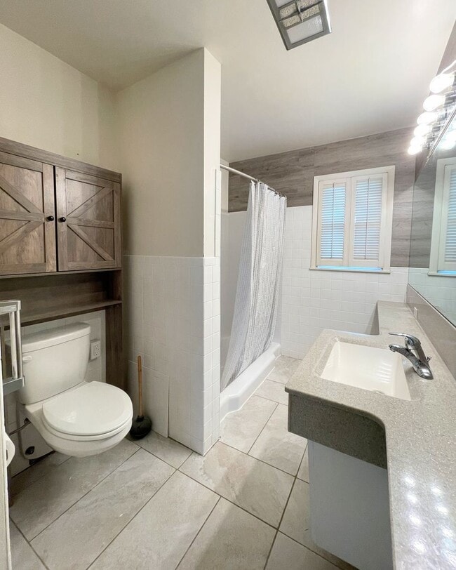 Building Photo - Spacious 2-Bed 1-Bath House