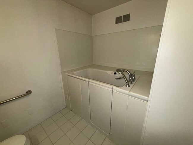 Building Photo - 741 Woods Ct