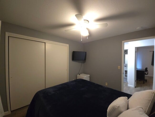 Building Photo - Fully Furnished Home