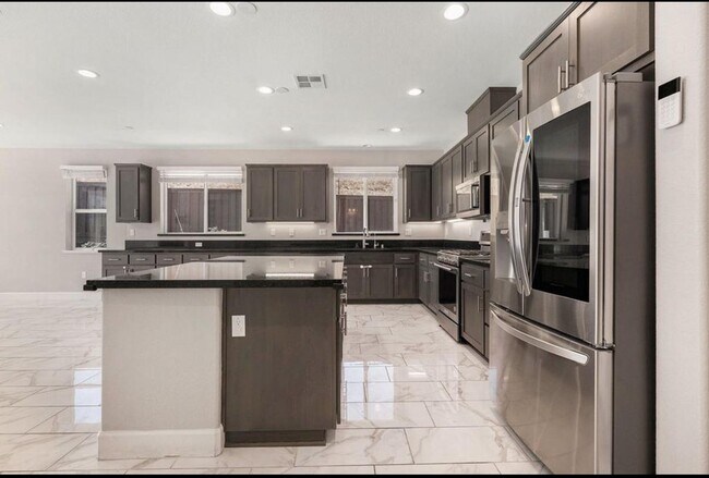 Building Photo - 31 Cortina Dr