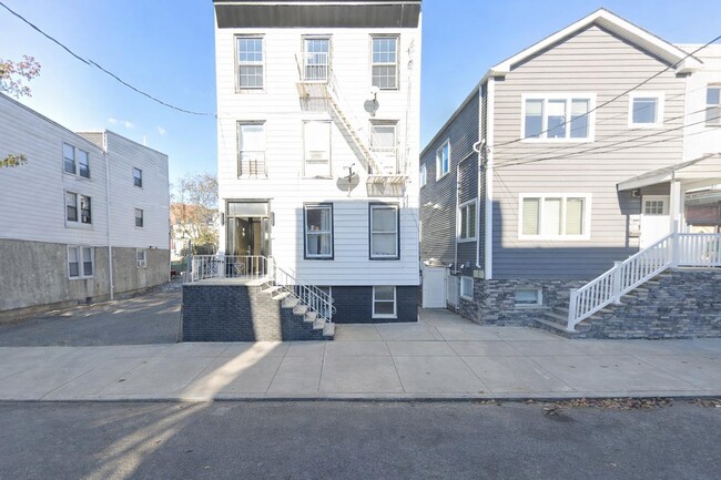 Building Photo - 42 Thorne St