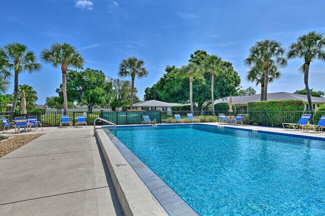 Building Photo - 745 W Country Club Dr