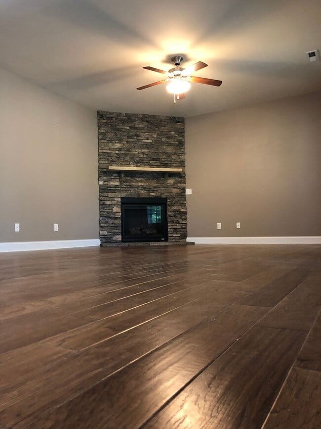 Building Photo - Stunning 3 bedroom, 2 1/2 bath 2 story home