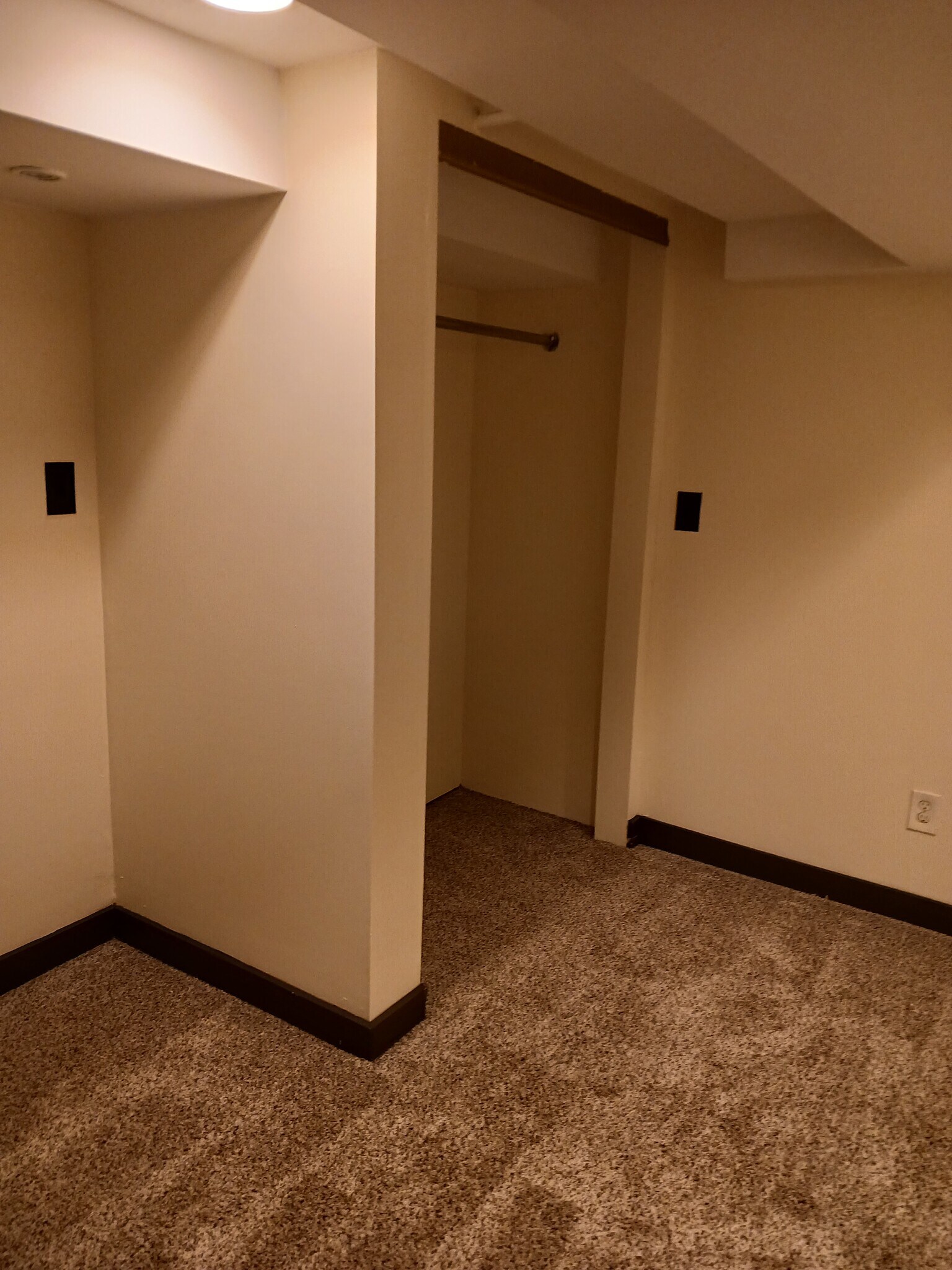 Bedroom - 3112 Niagara St