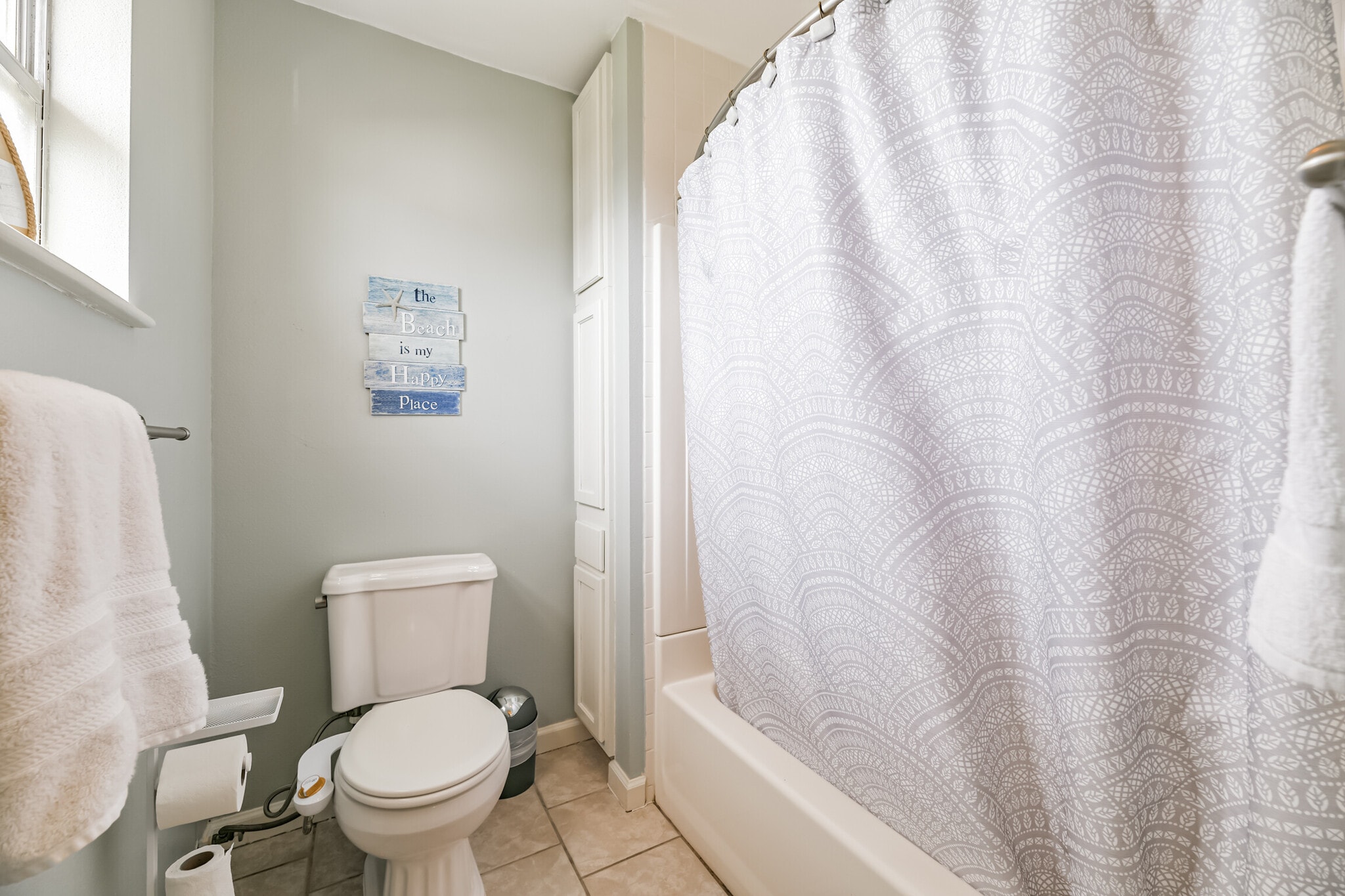 Separate but together bathroom - 6116 Avenue Q 1/2