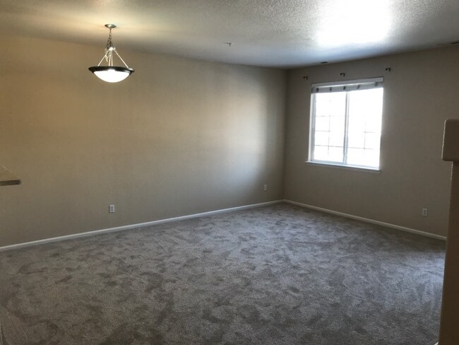 Building Photo - Beautiful 2BD/2BA Luxury Town Home! AVAIL 8/14
