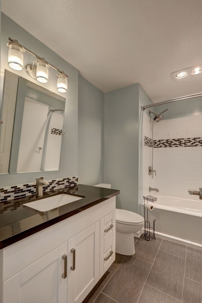 Building Photo - Amazing Bridle Trails 3BR 1.75BA Townhome ...