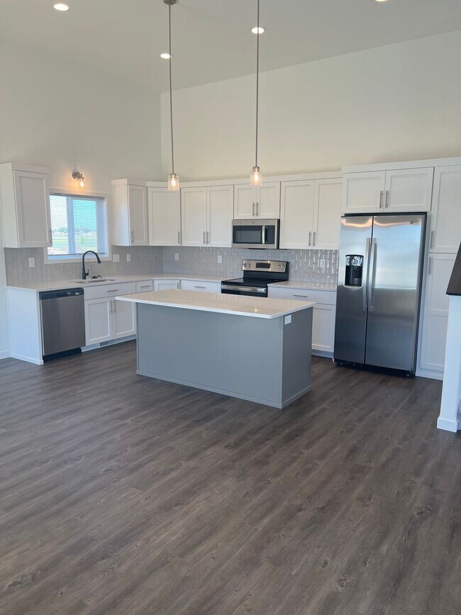 Building Photo - New 3 bedroom/2 bathroom house