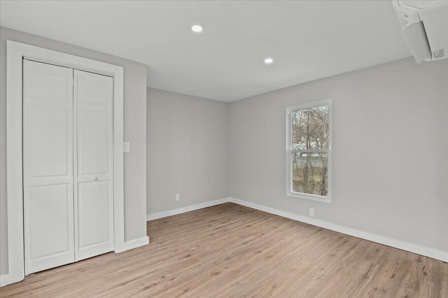 Building Photo - 8 Teatown Ct