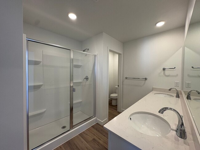 Building Photo - Gorgeous End-Unit Townhome in beautiful Salem!