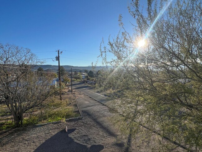Building Photo - 114 W Head St