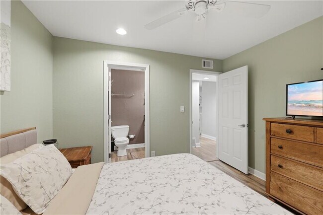 Building Photo - UPDATED 2BR/2BA WEST PLAZA CONDO