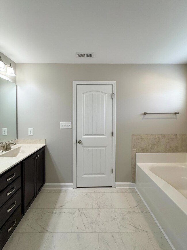 Building Photo - Gorgeous 4 Bed 2.5 Bath Home with Fenced Backyard