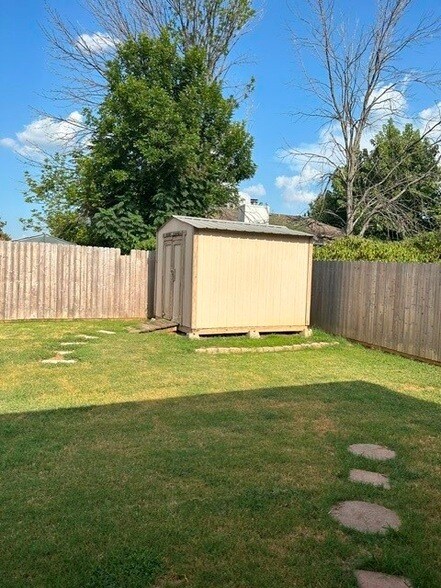 Building Photo - 1012 High Crest Dr