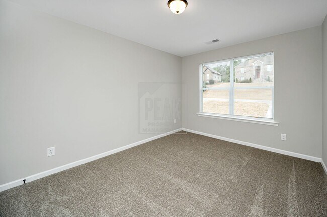 Building Photo - 390 Woodland Cir