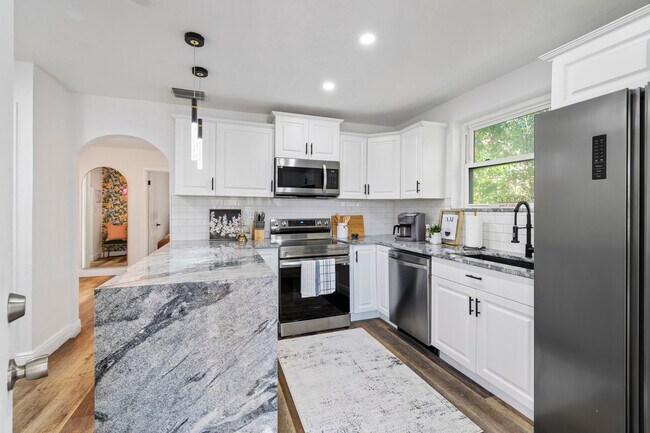 Primary Photo - 2402 W Cypress St