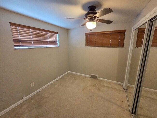 Building Photo - 151 Mahoning Dr