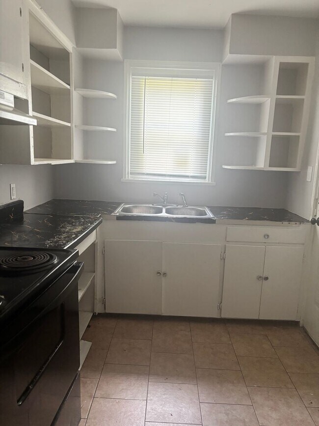 Building Photo - 235 Broadmoor Dr