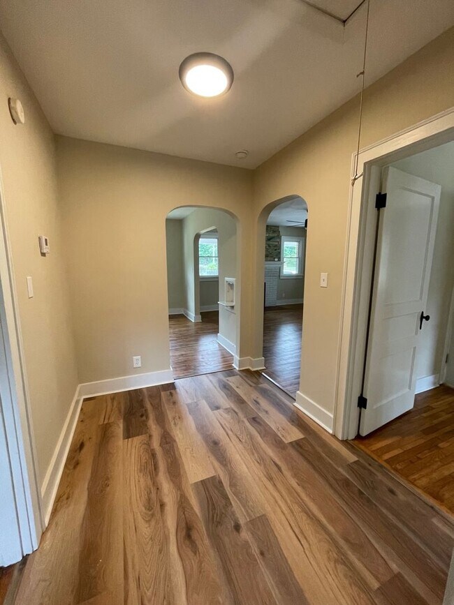 Building Photo - Section 8 Approved 3bedroom 1 Bath