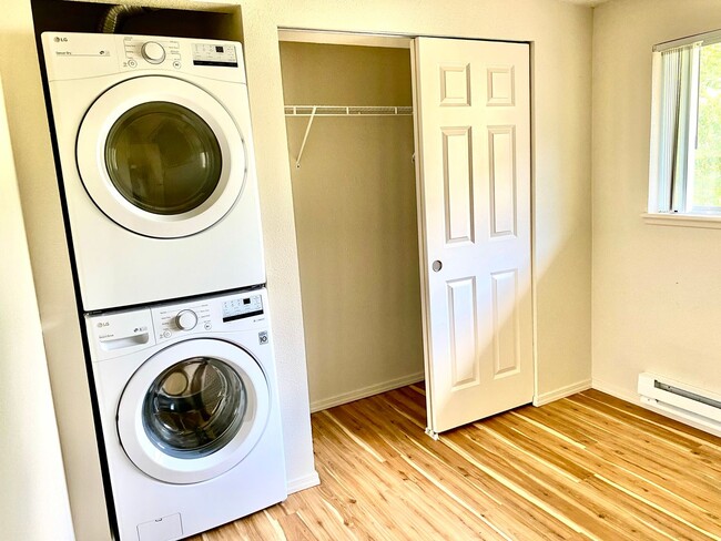 Building Photo - Amazing large 2-bedroom 1 bathroom Apartme...