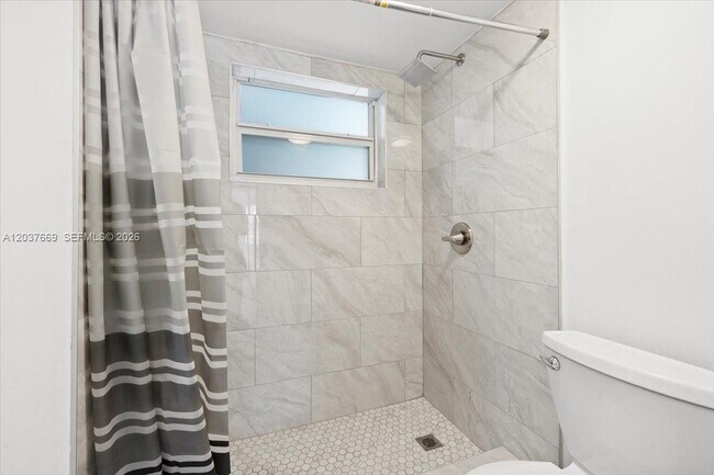 Building Photo - 9441 Evergreen Pl