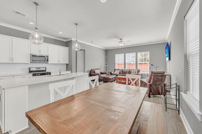 Building Photo - Charming Partially Furnished 3BR/2.5BA Home in the Heart of Park Circle — Available for Quick Mov...