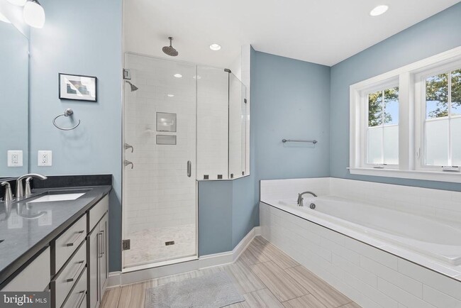 Building Photo - 2516 Villanova Dr