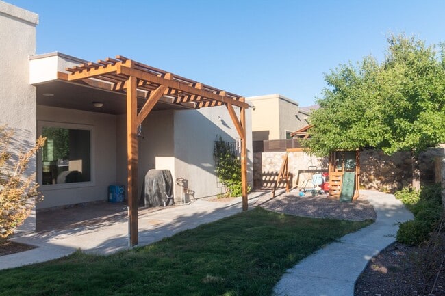 Building Photo - Stunning 4 bedroom, 2,5 bath home in West ...
