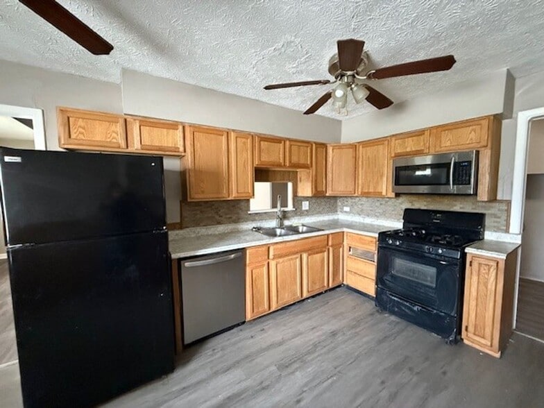 Building Photo - LARGE 4BR ONE LEVEL HOME WITH A GREAT FLOORPLAN.  TONS OF SPACE!