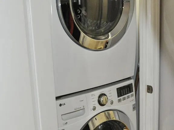 Building Photo - 2072 Ocean Ave