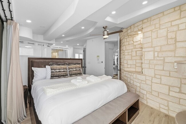 Building Photo - Fully Furnished Oceanfront Condo on Mission Beach Boardwalk