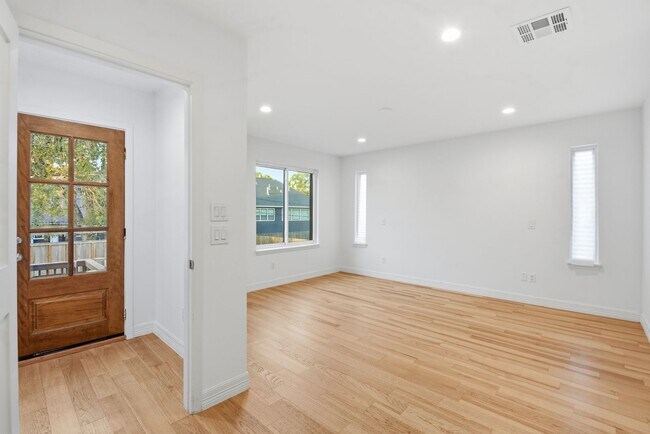 Building Photo - Beautiful Houston Home Featuring a Private Pool