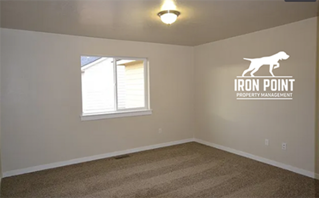 Building Photo - 3bed/2bath w/bonus room, 3 car garage, spl...